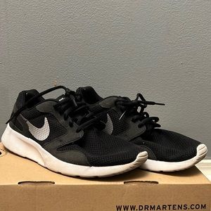 Black Nike trainers W9